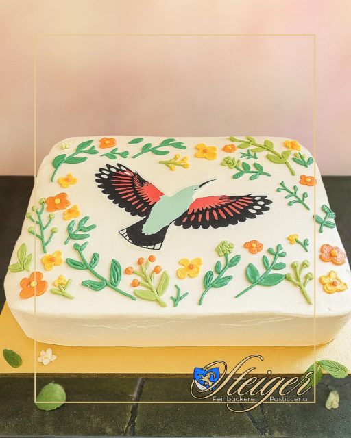 Ein Kolibri zum Abheben, Blumen voller Bedeutung 🌺🕊️
Diese Torte wurde nach einer konkreten Idee gestaltet – das Motiv ist von Hand dekoriert und erzählt eine persönliche Geschichte.
⠀
Denn eine Torte kann mehr sein als nur ein Dessert: Sie kann eine Botschaft tragen.

📩 Bestellbar im Laden oder online über unsere Website (Link in Bio)!

#FeinbäckereiPasticceriaSteiger #TortenMitBedeutung #IndividuelleTorten #KolibriTorte #MitLiebeGemacht #BaselFoodies #Erlenmattquartier #KunstAusZucker