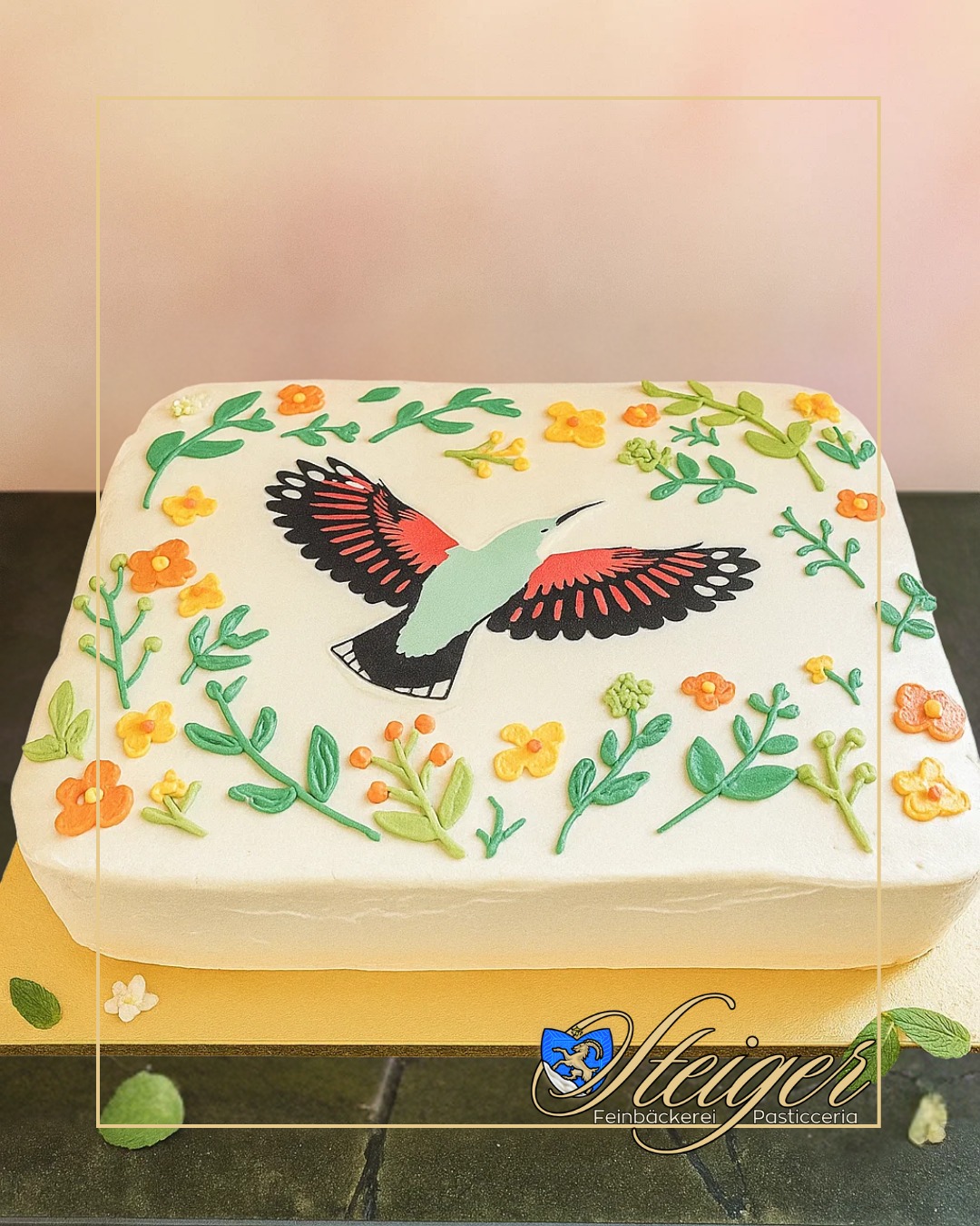 Ein Kolibri zum Abheben, Blumen voller Bedeutung 🌺🕊️
Diese Torte wurde nach einer konkreten Idee gestaltet – das Motiv ist von Hand dekoriert und erzählt eine persönliche Geschichte.
⠀
Denn eine Torte kann mehr sein als nur ein Dessert: Sie kann eine Botschaft tragen.

📩 Bestellbar im Laden oder online über unsere Website (Link in Bio)!

#FeinbäckereiPasticceriaSteiger #TortenMitBedeutung #IndividuelleTorten #KolibriTorte #MitLiebeGemacht #BaselFoodies #Erlenmattquartier #KunstAusZucker