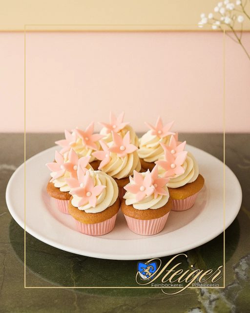 Zart, elegant, ganz persönlich 🎀🧁
Diese Cupcakes wurden zur Geburt eines kleinen Mädchens gebacken, auf Wunsch gestalten wir sie für jeden besonderen Anlass.
⠀
Ideal für Geburtstage, Events oder Caterings – auch laktosefrei oder farblich abgestimmt.
📩 Bestellbar im Laden oder online über unsere Website (Link in Bio)!

#FeinbäckereiPasticceriaSteiger #PersonalisierteCupcakes #EventSweets #HandgemachtMitLiebe #BabyShower #SüßesFürEvents #BaselFoodies #Erlenmattquartier #PatisserieBasel