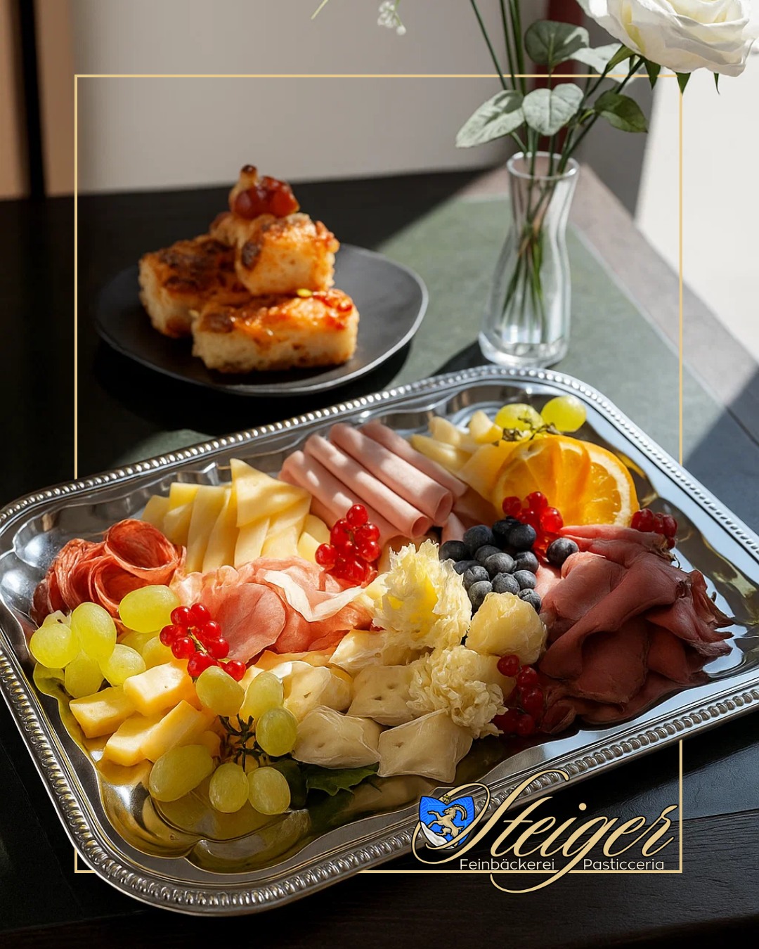 Fein belegt, mit Liebe serviert 💛
Unsere Brote, Pizzen & Focacce? Werden täglich mit hochwertigen Käse und Wurstsorten gefüllt, frisch aufgeschnitten und sorgfältig ausgewählt 🧀🍇🍊
⠀
➡️ Perfekt als elegante Platte für deine Events oder Catering bestellbar! 🥂

Jetzt bestellen → Link in der Bio!
⠀

#FeinbäckereiPasticceriaSteiger #BaselFoodies #AperoZeit #BaselGenuss #FrischAufgeschnitten #FeinkostBasel #HandgemachtMitLiebe #CateringBasel #Erlenmattquartier