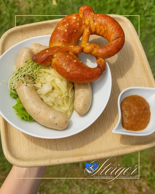 Bayerisch. Herzhaft. Hausgemacht 🥨🌭
Zum Mittag: Warme Weisswurst, ofenfrische Brezel, Krautsalat und süsser Senf, so schmeckt Tradition bei uns.
⠀
Gönn dir eine Pause mit bayerischem Flair 💛
Dies ist nur ein Beispiel aus unserem Menu aus den letzten Wochen. Komm vorbei und lass dich von unserer Küche überraschen! Immer frisch, von Hand gemacht und viel Abwechslung.

#FeinbäckereiPasticceriaSteiger #BayerischesMittagessen #BrezelLiebe #Weißwurst #LunchBreak #BaselFoodies #TraditionGenießen #HandgemachtMitLiebe #Erlenmattquartier
