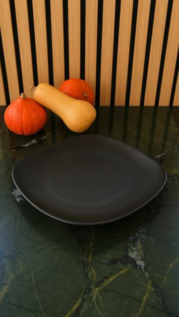 Herbstlicher Kuss, der Geschmack des Herbstes bei Steiger.
Der Duft des Herbstes in der Luft, wie ein Kuss der goldenen Jahreszeit. Ein Sandwich, das diesen Monat mit Eleganz und Charakter feiert.
Weiches Maisbrot umhüllt den feinen Hirschschinken, ergänzt durch eine cremige Kürbiscreme, die alles perfekt verbindet.
Ein Biss, der vom Herbst erzählt: ehrlich, intensiv und unvergesslich. 🍂

📍Goldbachweg 14, 4058 Basel

#FeinbäckereiPasticceriaSteiger #HerbstlicherKuss #HerbstGenuss #Hirschschinken #KürbisLiebe #SaisonaleKüche #BaselGeniesst #GourmetSandwich #BaldInBasel