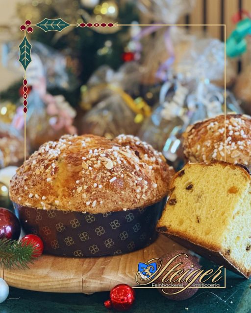 𝑷𝒂𝒏𝒆𝒕𝒕𝒐𝒏𝒆 𝑪𝒍𝒂𝒔𝒔𝒊𝒄𝒐

Der Duft von Butter und Zitrusfrüchten, Ruhe, Zeit und Handwerk.
Unsere klassischen Panettoni werden ausschliesslich aus hochwertigen Zutaten hergestellt und mit viel Sorgfalt von Hand verarbeitet.

Frische Eier, Butter, Mehl, Zitronen, kandierte Orangen, Rosinen und Mandeln:
innen luftig und aromatisch, aussen veredelt mit einer knusprigen Mandelkruste, die jeden Bissen abrundet.

Ein ehrlicher Klassiker voller Wärme und Genuss.

Erhältlich auf Vorbestellung:
 • 300 g – CHF 17.90
 • 750 g – CHF 37.90

📞 Bestellung unter: 061 209 07 01

📍 Goldbachweg 14, 4058 Basel

#FeinbäckereiPasticceriaSteiger #feinbäckerei #baselpatisserie #panettone #panettoneartigianale #weihnachtsgebäck #basel #baselcity #switzerland #handgemachtpanettone