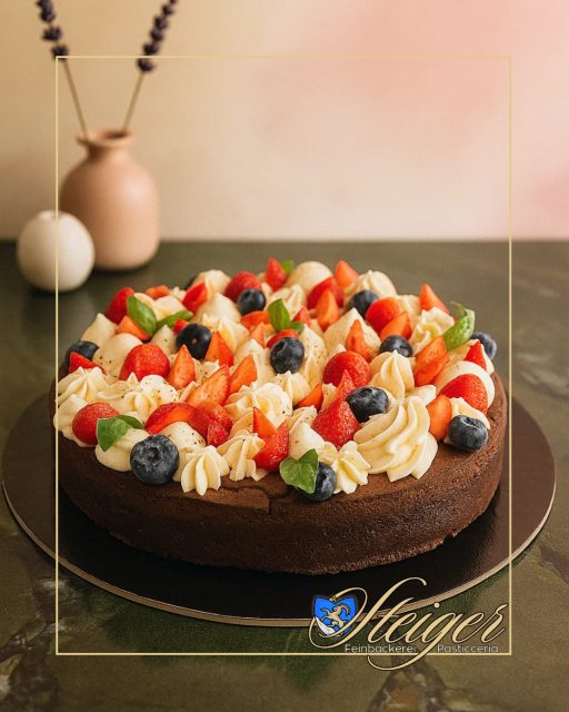 Einfach, reichhaltig und zum Teilen gemacht 🍫🍓
Schokoladenkuchen mit frischen Früchten – perfekt für das Sonntagsessen mit Familie oder Freunden, oder für jeden Moment, der etwas Süßes verdient.

⠀
Denn gute Zutaten und liebe Menschen sind alles, was man braucht.

#FeinbäckereiPasticceriaSteiger #Schokoladenkuchen #FrischesObst #Sonntagskuchen #SüßesTeilen #MitLiebeGemacht #BaselFoodies #Erlenmattquartier #Hausgemacht