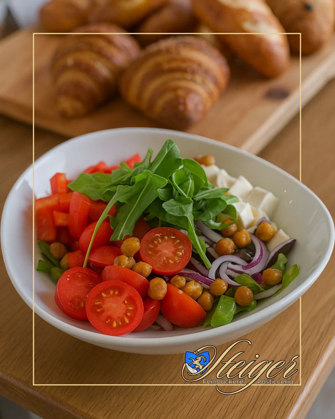 Frisch, knackig, bunt 🥗✨
Lust auf ein leichtes, leckeres Mittagessen? Unsere frischen Salatschüsseln werden täglich mit saisonalem Gemüse, Proteinen und viel Geschmack zubereitet.
⠀
Mach eine Pause, iss frisch, fühl dich gut 🌿
Dies ist nur ein Beispiel aus unserem Menu aus den letzten Wochen. 
Komm vorbei und lass dich von unserer Küche überraschen! 
Immer frisch, von Hand gemacht und viel Abwechslung.

#FeinbäckereiPasticceriaSteiger #GesundesMittagessen #SalatLovers #BaselFoodies #LunchBreak #EatFresh #HausgemachtMitLiebe #BaselGenuss #Erlenmattquartier